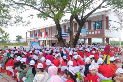 Nhà trưởng tổng kết và phát thưởng cho học sinh đạt giải IOE cấp trường năm học 2025-2026 .  Kết quả:  – 2 giải nhì – 1 giải ba – 5 giải khuyến khích.