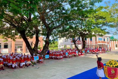Sinh hoạt dưới cờ tuần 3 với chủ đề: “ giao lưu tài năng học trò”. Do các em học sinh lớp 3A thực hiện. Bên cạnh đó bộ phận y tế trường học cũng tổ chức tuyên truyền về vệ sinh thân thể và vệ sinh khuôn viên trường.  – Liên đội tổng kết thi đua và trao cờ tuyên  dương cho 2 lớp:   + Nhất lớp nhi đồng 3A.  + Nhì lớp nhi đồng 2C.  – Thành phần tham dự: Ban giám hiệu nhà trường, GV, NV và 382 học sinh tham gia.