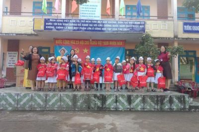 Trao 81 mũ bảo hiểm cho học sinh khối 1 của công ty HonDa Việt Nam. Năm học 2023-2024( 15/01/2024)