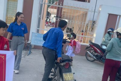 Sáng nay ngày 22/9/2025 Ban an toàn giao thông trường phối hợp với liên đội, đoàn viên và đội sao đỏ tổ chức tuyên truyền và hướng dẫn cho phụ huynh về việc đội mũ bảo hiểm cho học sinh và xếp xe ngay ngắn khi đưa đón con em đến trường. Qua đây nhà trường và liên đội kính mong quý bậc phụ huynh và các em học sinh hợp tác thực hiện nghiêm túc để đảm bảo trật tự an toàn giao thông trước cổng trường cũng như khi tham gia giao thông giờ tan trường. Kính mong phụ huynh thực hiện nghiêm như đã ký cam kết với nhà trường đầu năm!