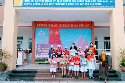 Sáng nay ngày 20/1/2025 liên đội tổ chức chương trình: “ Tết ấm áp Xuân yêu thương” vì đàn em thân yêu. Năm học 2024 -2025.  Đã trao 26 suất quà cho 26 em học sinh khó khăn của liên đội. Trích từ quỹ giúp bạn đến trường của liên đội và quỹ khuyến học trường. Riêng hội phụ huynh lớp 2A hỗ trợ 6 suất quà cho 6 học sinh khó khăn của lớp 2A. Cảm ơn phụ huynh lớp 2A đã đồng hành ạ!  Cảm ơn cô Đoàn Thi Kim Lan kế toán cũ của trường cũng chung tay hỗ trợ các em. Chúc các em có một cái Tết vui vẻ,ấm áp hơn!
