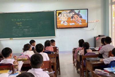 🌈🌈🌈TRIỂN KHAI PHÁT SÓNG VIDEO TUYÊN TRUYỀN, GIÁO DỤC KỸ NĂNG CHO THIẾU NHI 🎬 TẬP 18: LEO – NGÔI SAO ĐANG LÊN! ⭐🤩  🌺🌺🌺Chỉ sau một bức ảnh cosplay “Gia đình siêu nhân”, Leo bất ngờ nổi rần rần trên mạng xã hội! 📸🔥 Lượt like tăng vùn vụt khiến cả nhóm ngỡ ngàng… nhưng niềm vui nhanh chóng biến mất khi Leo bắt đầu nhận những bình luận tiêu cực và tin nhắn làm cậu tổn thương. 😢💬  🌸🌸🌸Misa, Junnie và Kun mỗi người một cách xử lý, càng giúp… mọi chuyện thêm rối! Đúng lúc đó, Heo Cao Bồi xuất hiện để “giải cứu”, giúp cả nhóm hiểu rõ: 👉 Khi nổi tiếng online sẽ gặp những nguy cơ gì? 👉 Bị bắt nạt mạng phải làm sao? 👉 Làm thế nào để dùng mạng xã hội thông minh, bản lĩnh và an toàn?  ✨ Một tập phim kịch tính, gần gũi và đầy bài học cho các bạn nhỏ thời công nghệ! Hãy cùng đón xem Tập 18 nhé! 🚀  #HoidongDoiTrunguong #ThieunhiVietNam #HocTapSangTao #Heocaoboi