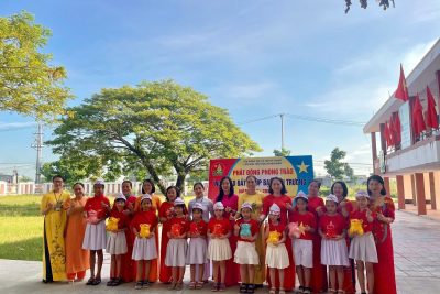 Sinh hoạt dưới cờ tuần 2, năm học 2025 – 2026. Liên đội phát động phong trào “nuôi heo đất – giúp bạn đến trường”.