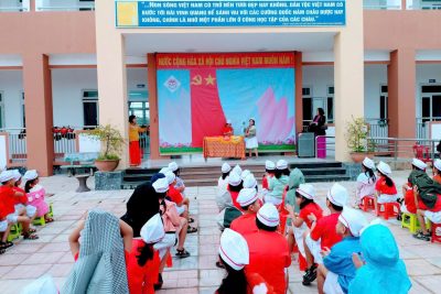 Sáng ngày 2/12/2025 liên đội tổ chức giờ sinh hoạt dưới cờ với chủ đề: Trẻ em hôm nay thế giới ngày mai. Do lớp 2A thực hiện và liên đội tổng kết trao cờ tuyên dương cho 2 lớp có thành tích thi đua cao nhất tháng 11( lớp 1A, lớp 4A).